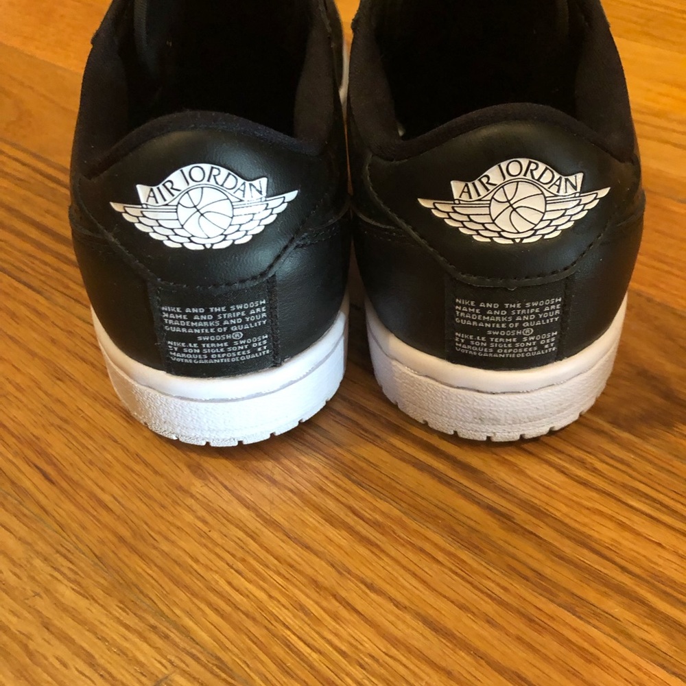 Nike size 8 women’s swoosh sneakers